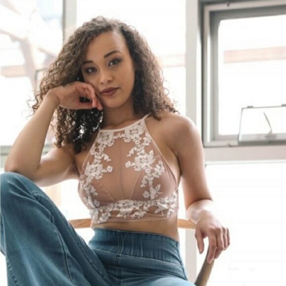 boutique Tops - Dreamy Lace Crop Top 